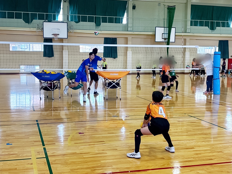写真：練習をする選手と子供たち