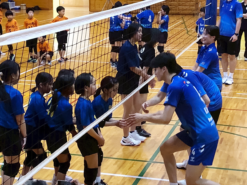 写真:練習をする選手と子供たち