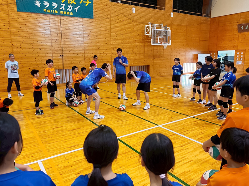 写真:練習をする選手と子供たち