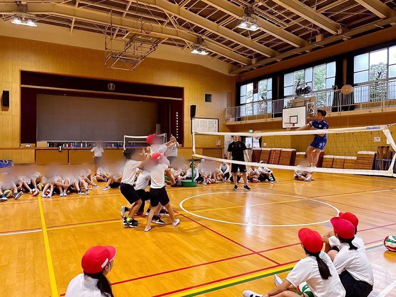 写真：練習をするスタッフと子供たち