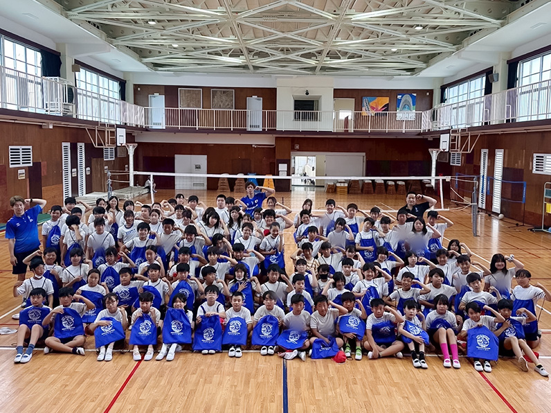 写真：選手・スタッフと子供たち全員でブルテオンポーズをして記念撮影