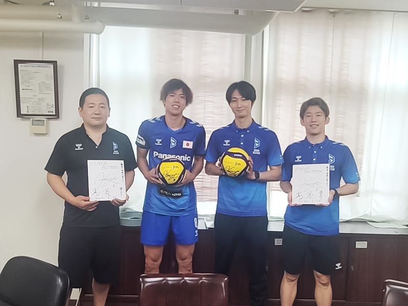 写真：梅川アカデミーダイレクター、仲本選手、牧山マネージャー、山口コーチ