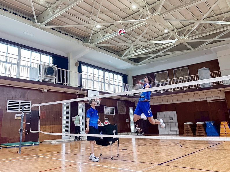 写真：お手本を見せる選手・スタッフ