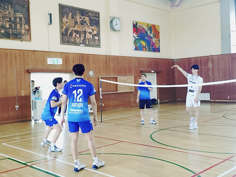 写真:お手本を見せる選手たち