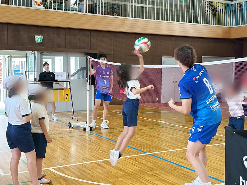 写真：練習をする選手と子供たち