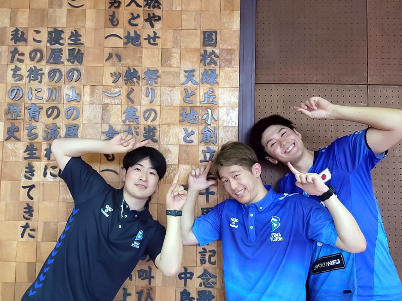 写真：ポーズをとる伊藤アカデミーコーチ、山口コーチ、中村選手