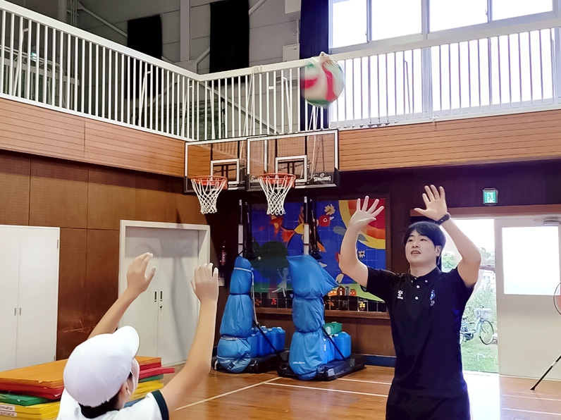 写真：練習をする選手と子供たち