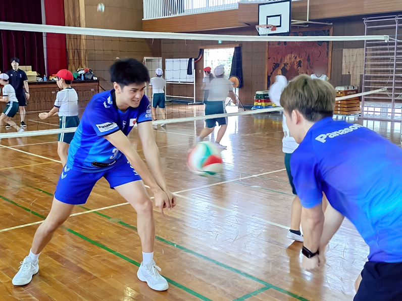 写真：練習をする選手と子供たち
