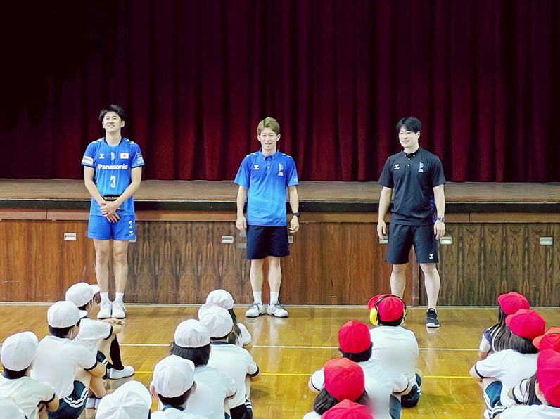 写真：選手とコーチの話を聞く子供たち