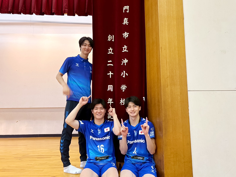 写真：ポーズをとる牧山 祐介マネ―ジャー、池城 浩太朗選手、金田 晃太朗選手