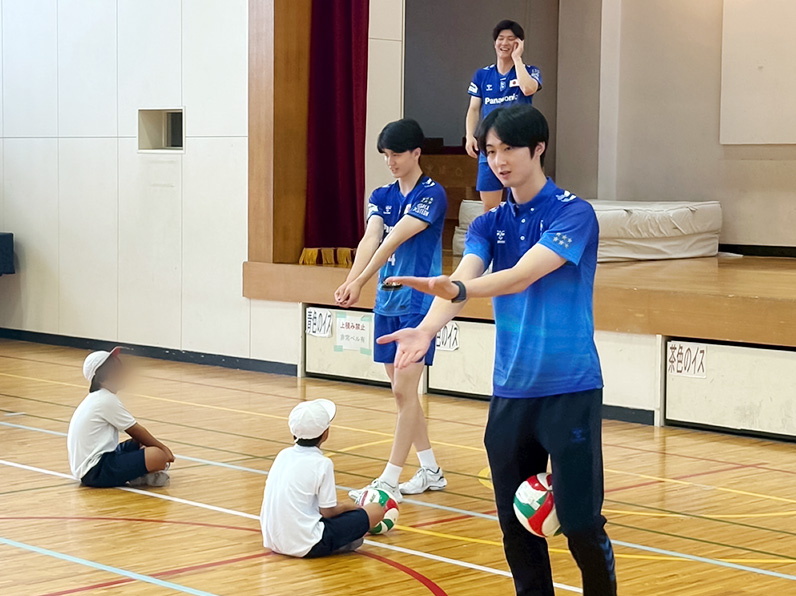 写真：子供たちにレクチャーをする牧山マネージャー
