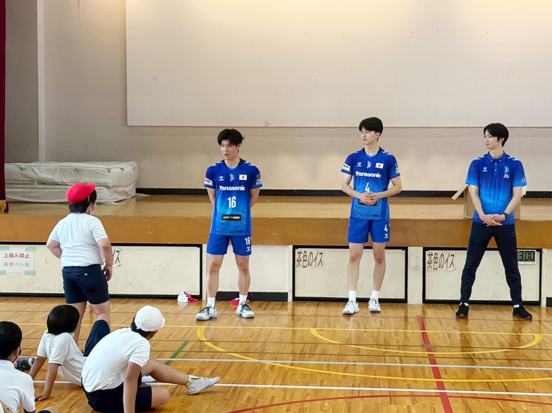 写真：選手、コーチと子供たちの質疑応答の様子