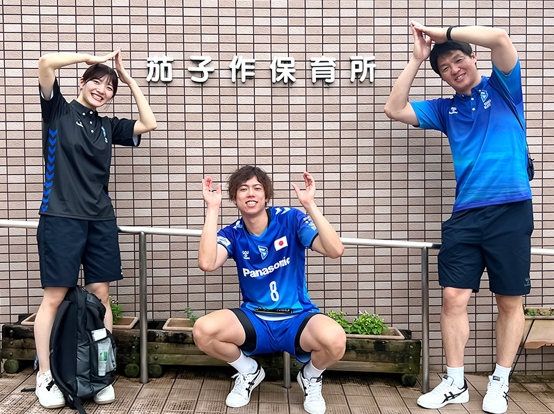 写真:ポーズをとる西條 華子アカデミーコーチ、仲本 賢優選手、白澤 健児コーチ