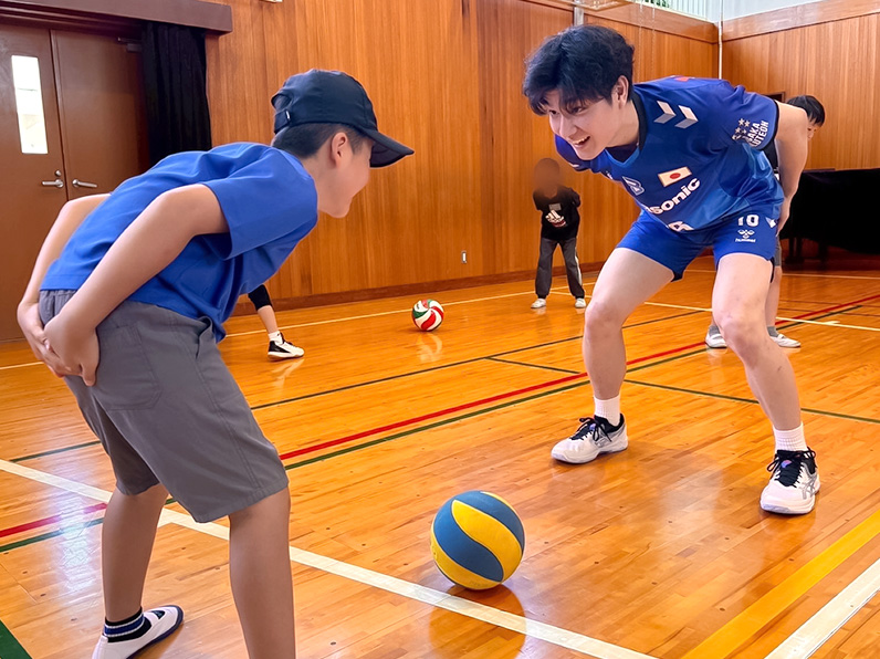 写真:練習をする選手と子供たち