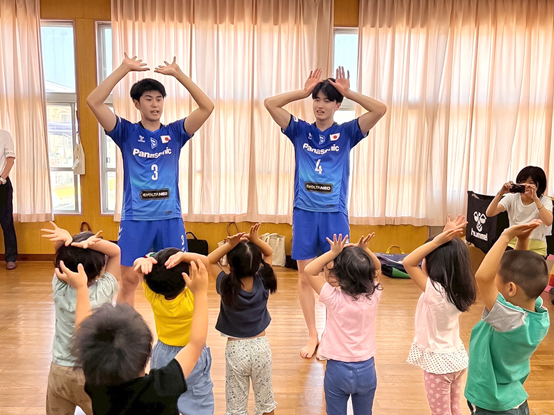 写真:ポーズをとる西條 華子 アカデミーコーチ、仲本 賢優 選手、白澤 健児 コーチ
