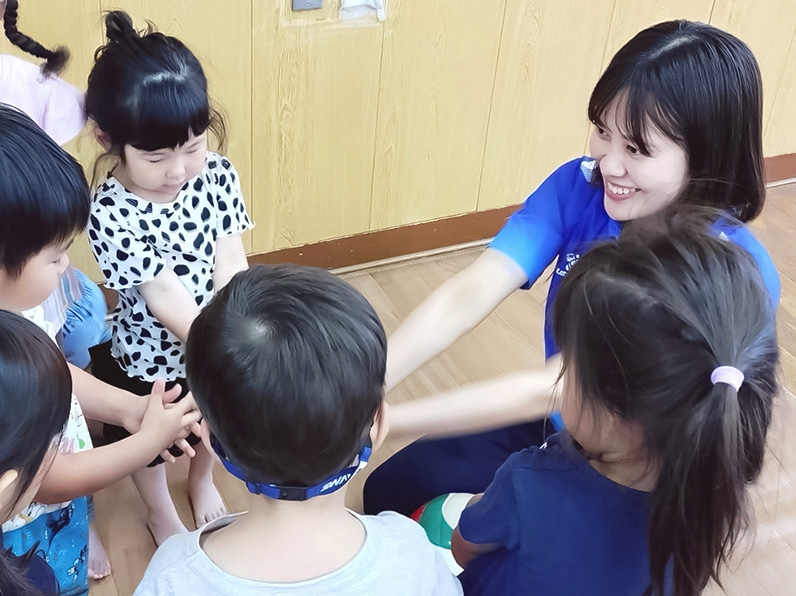 写真:子供たちにレクチャーをする白澤コーチ、仲本選手