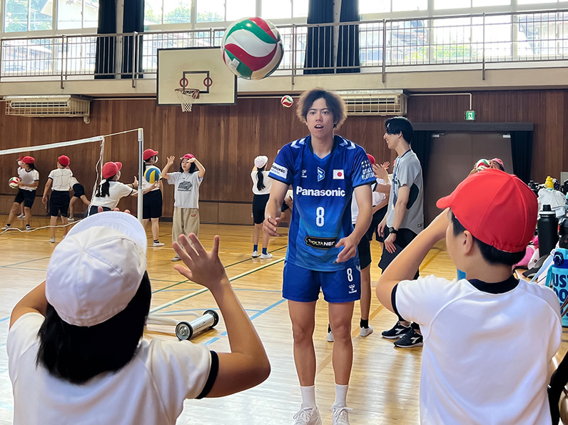 写真：練習をする選手と子供たち