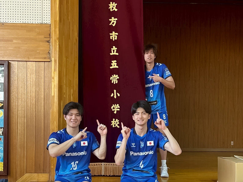写真：ポーズをとる西條 華子 アカデミーコーチ、仲本 賢優 選手、白澤 健児 コーチ