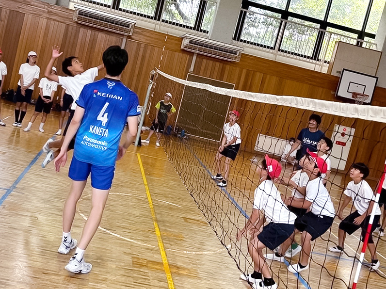 写真：練習をする選手と子供たち