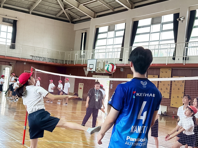 写真：練習をする選手と子供たち