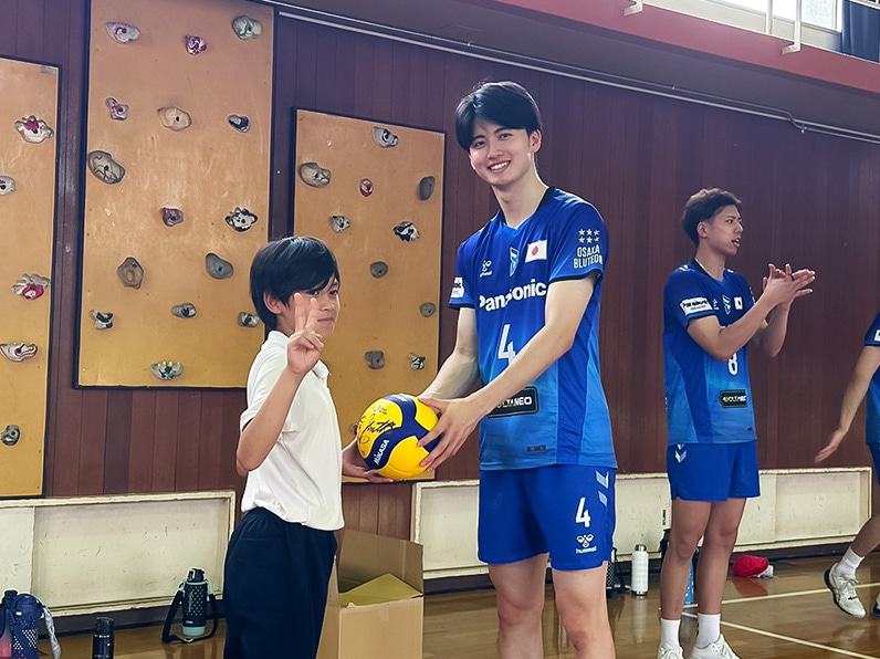 写真：選手、コーチと子供たちの質疑応答の様子