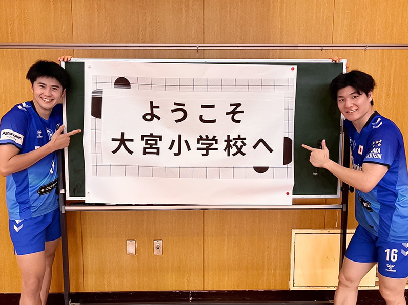 写真：ポーズをとる牧山 祐介 マネ―ジャー、池城 浩太朗 選手、金田 晃太朗 選手
