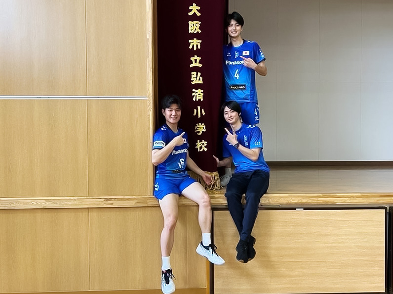 写真：ポーズをとる牧山 祐介マネージャー、池城 浩太朗選手、金田 晃太朗選手