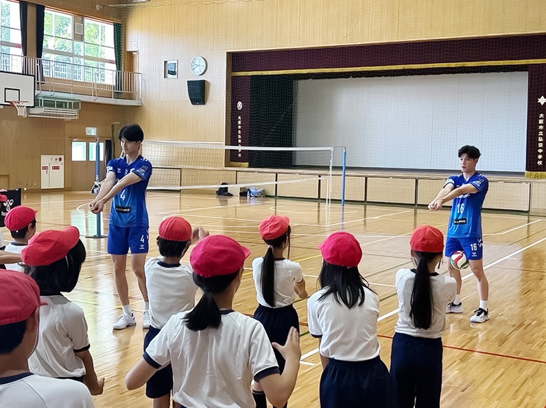 写真：子供たちにレクチャーをする池城 浩太朗選手、金田 晃太朗選手