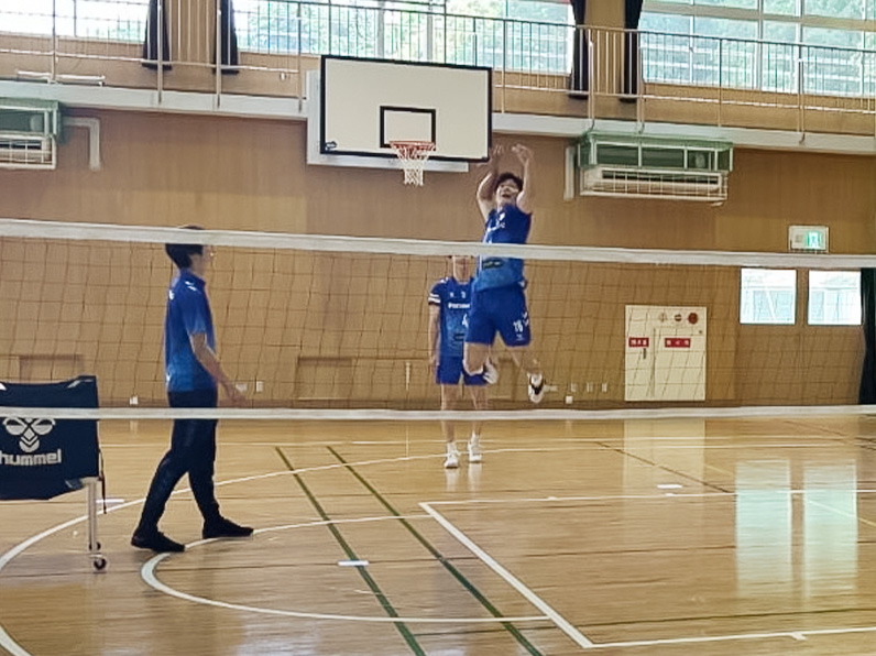 写真：子供たちにレクチャーをする池城 浩太朗選手、金田 晃太朗選手