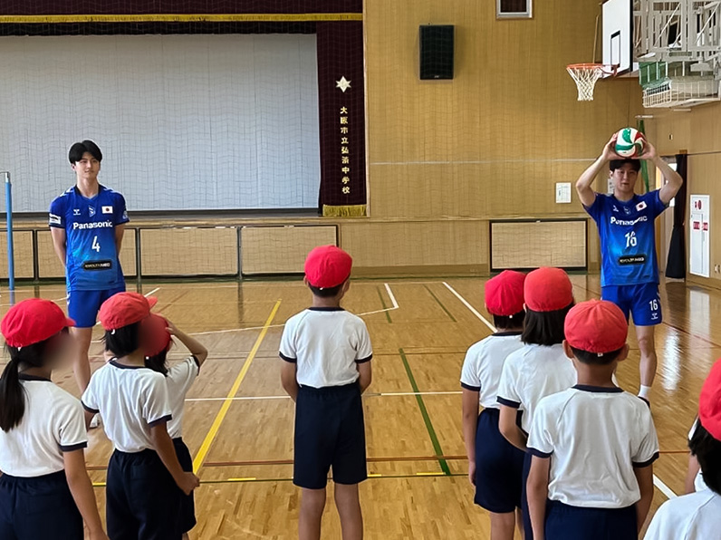 写真：子供たちにレクチャーをする池城 浩太朗選手、金田 晃太朗選手