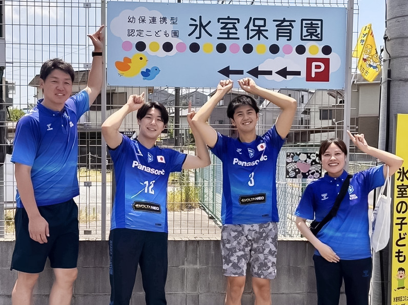 写真：ポーズをとる中村 駿介選手、白澤 健児コーチ、伊東 都マネージャー、竹内 慶多マネージャー