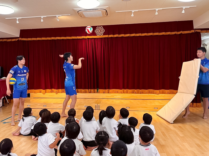 写真：子供たちにレクチャーをする中村 駿介選手、白澤 健児コーチ、竹内 慶多マネージャー