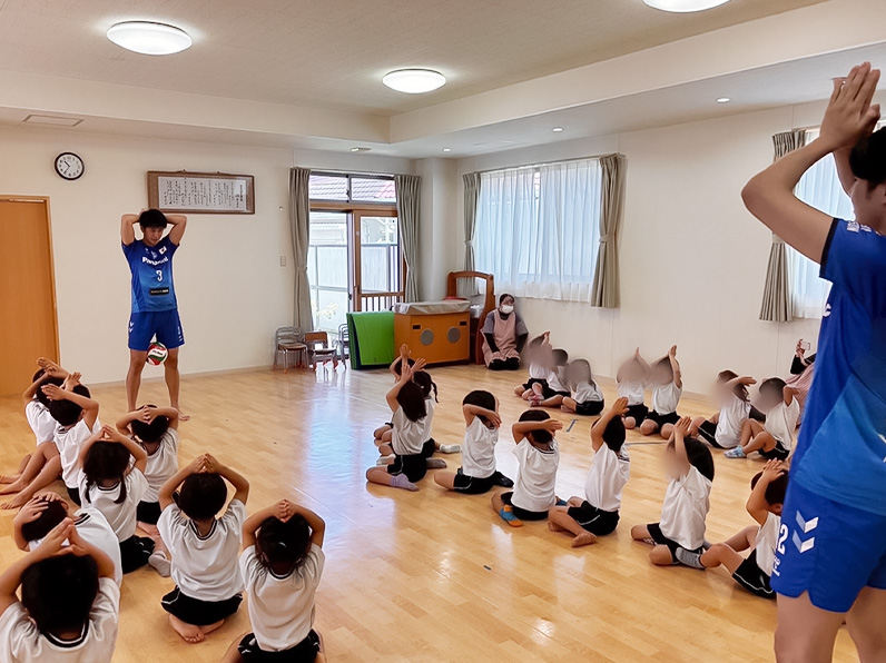 写真：練習をする選手と子供たち