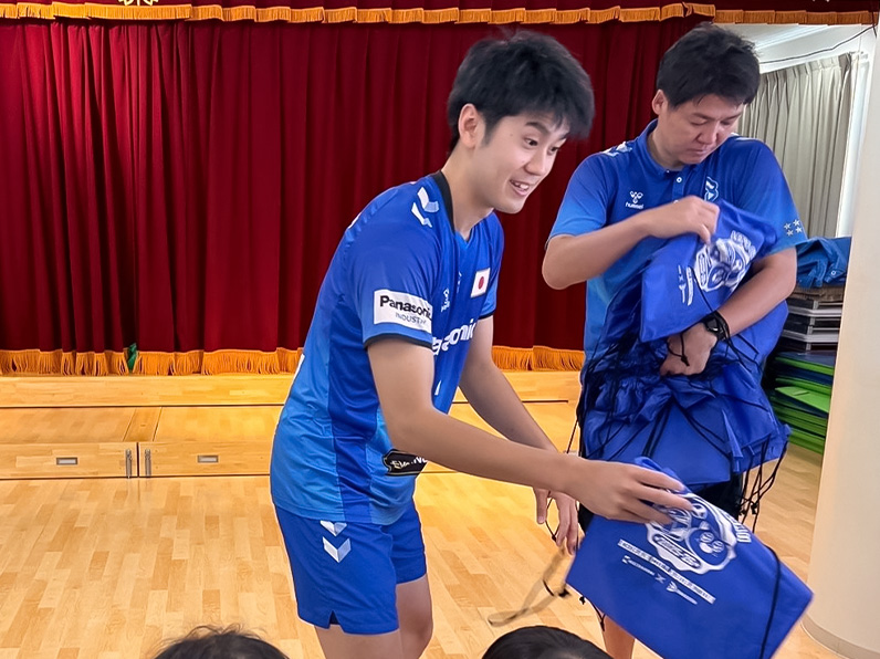 写真：話をする選手と子供たち