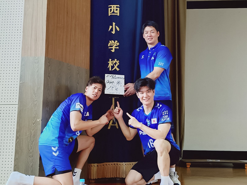 写真：ポーズをとる仲本 賢優選手、池城 浩太朗選手、白澤 健児コーチ