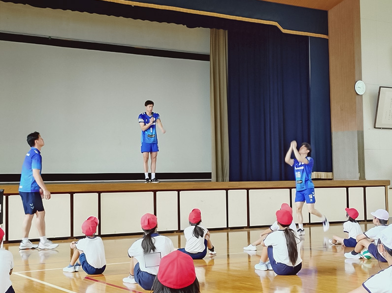写真：子供たちにレクチャーをする仲本 賢優選手、池城 浩太朗選手、白澤 健児コーチ