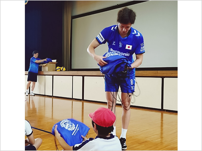 写真：話をする選手と子供たち