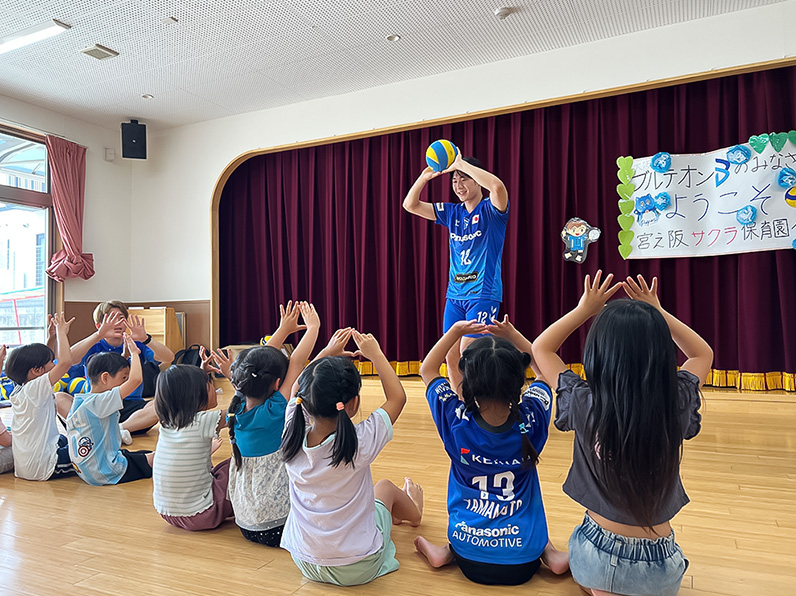 写真:子供たちにレクチャーをする竹内 慶多マネージャー