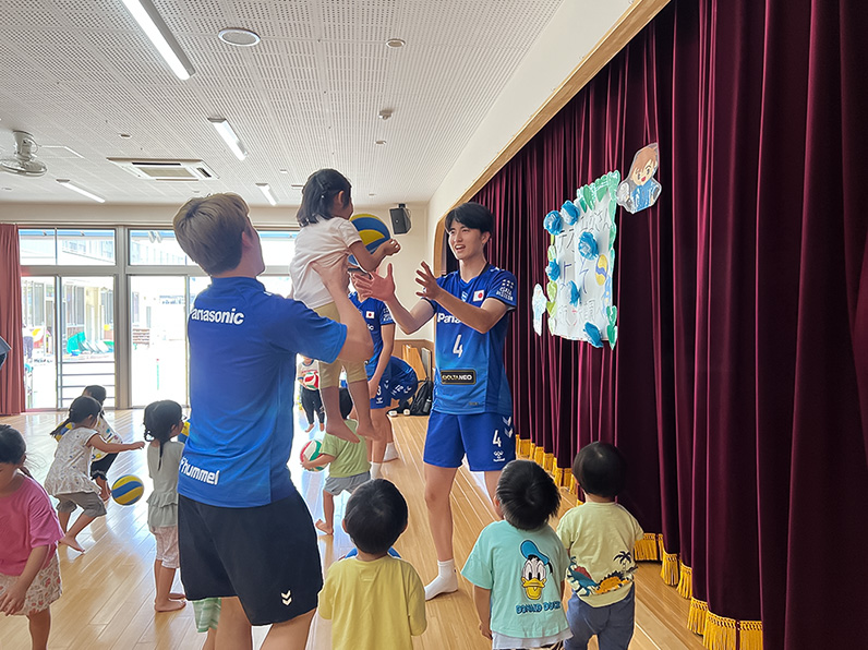 写真:練習をする選手と子供たち