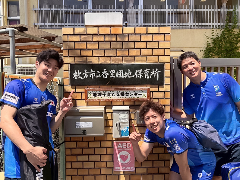 写真:ポーズをとる仲本 賢優選手、池城 浩太朗選手、白澤 健児コーチ