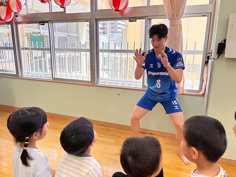 写真:子供たちにレクチャーをする池城 浩太朗選手