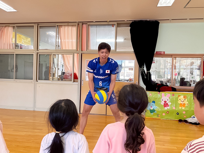 写真:練習をする選手と子供たち