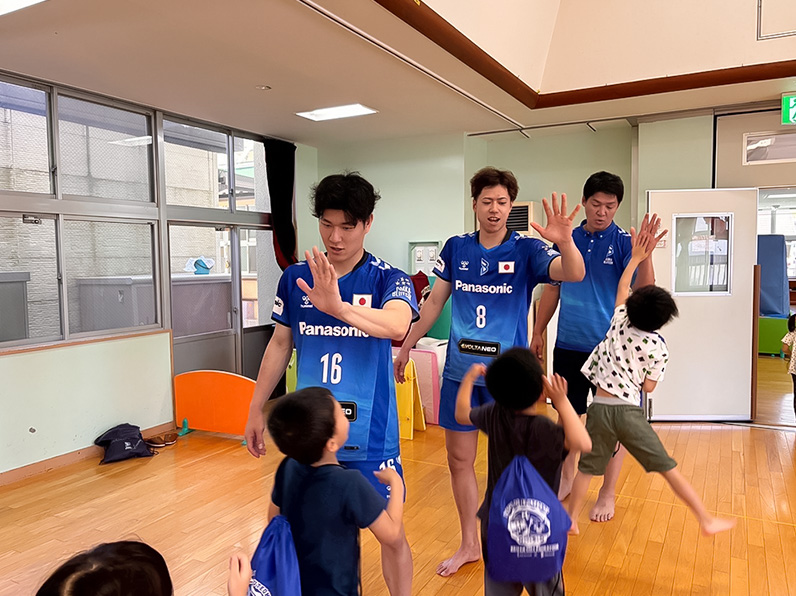写真:お別れの挨拶をする選手と子供たち
