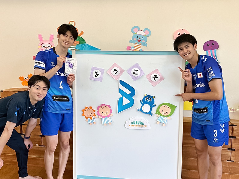 写真:ポーズをとる中村 駿介選手、金田 晃太朗選手、牧山 祐介マネージャー