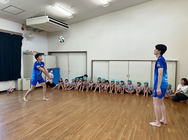 写真:子供たちにレクチャーをする中村 駿介選手、金田 晃太朗選手