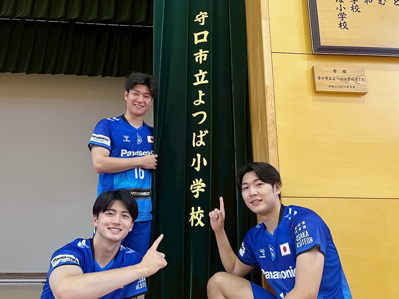 写真：ポーズをとる池城 浩太朗選手、金田 晃太朗選手、竹内 慶多マネージャー