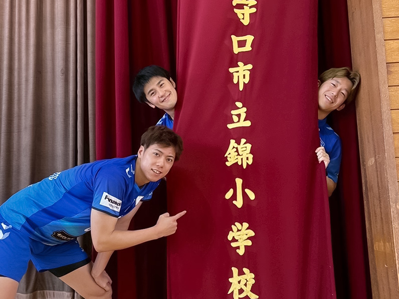 写真：ポーズをとる仲本 賢優選手、中村 駿介選手、山口 裕太郎コーチ