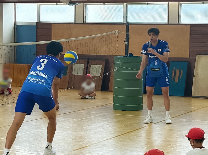 写真：子供たちにレクチャーをする仲本 賢優選手、中村 駿介選手