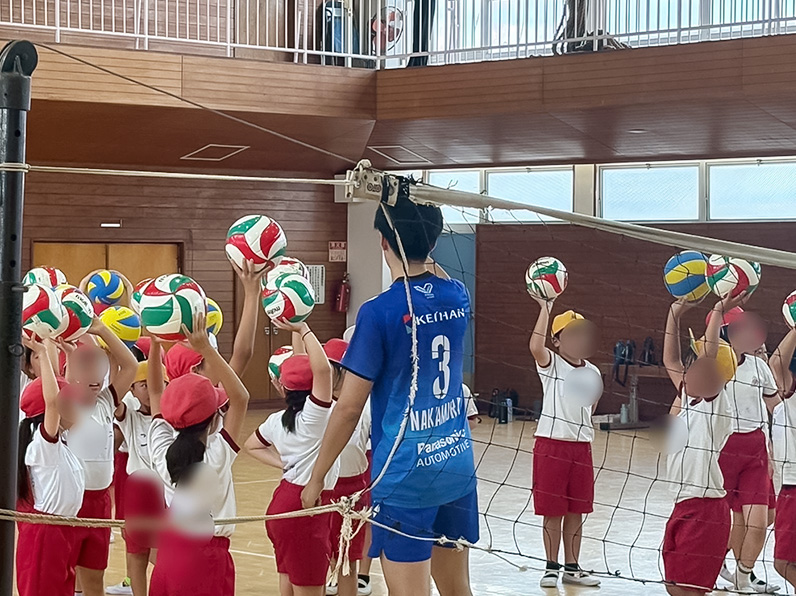 写真：練習をする選手と子供たち