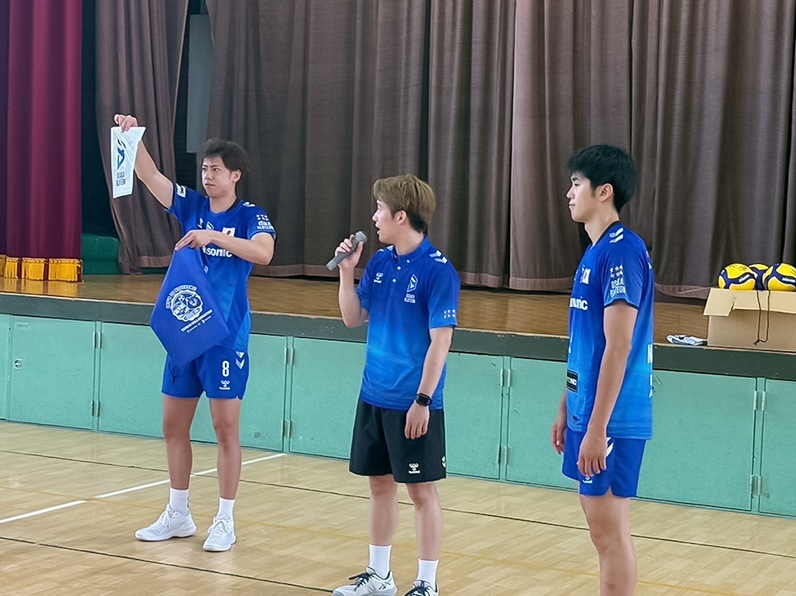 写真：選手、コーチと子供たちの質疑応答の様子